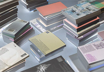 Link naar de pagina 'Boekenverzameling'. De foto toont meerdere stapels boeken van verschillend formaat en met omslagen in allerlei kleuren.