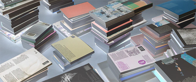 Stapels met tientallen boeken van verschillend formaat en met omslagen in allerlei kleuren.